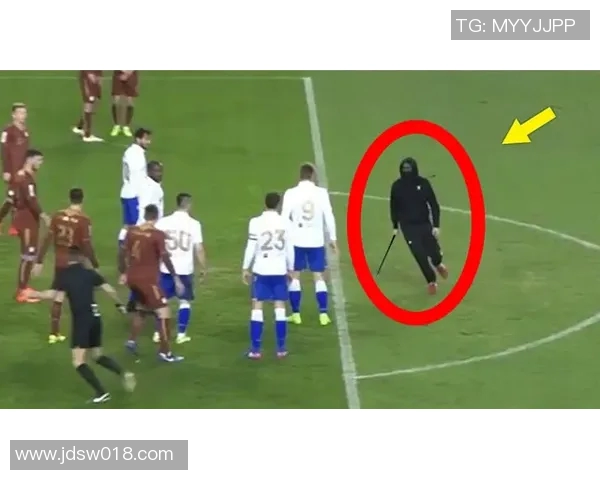 裸男球迷闯入，足球场乱成一团——那一夜的足球风暴