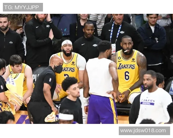 詹姆斯与哈登携手加盟湖人，球迷狂欢